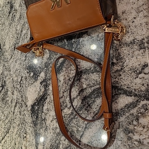 Michael Kors Authentic, Vintage 2 piece set Crossbody Bag, and wristlet. - Picture 14 of 15